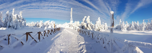 Verschneiter weg zu einem Sendeturm
